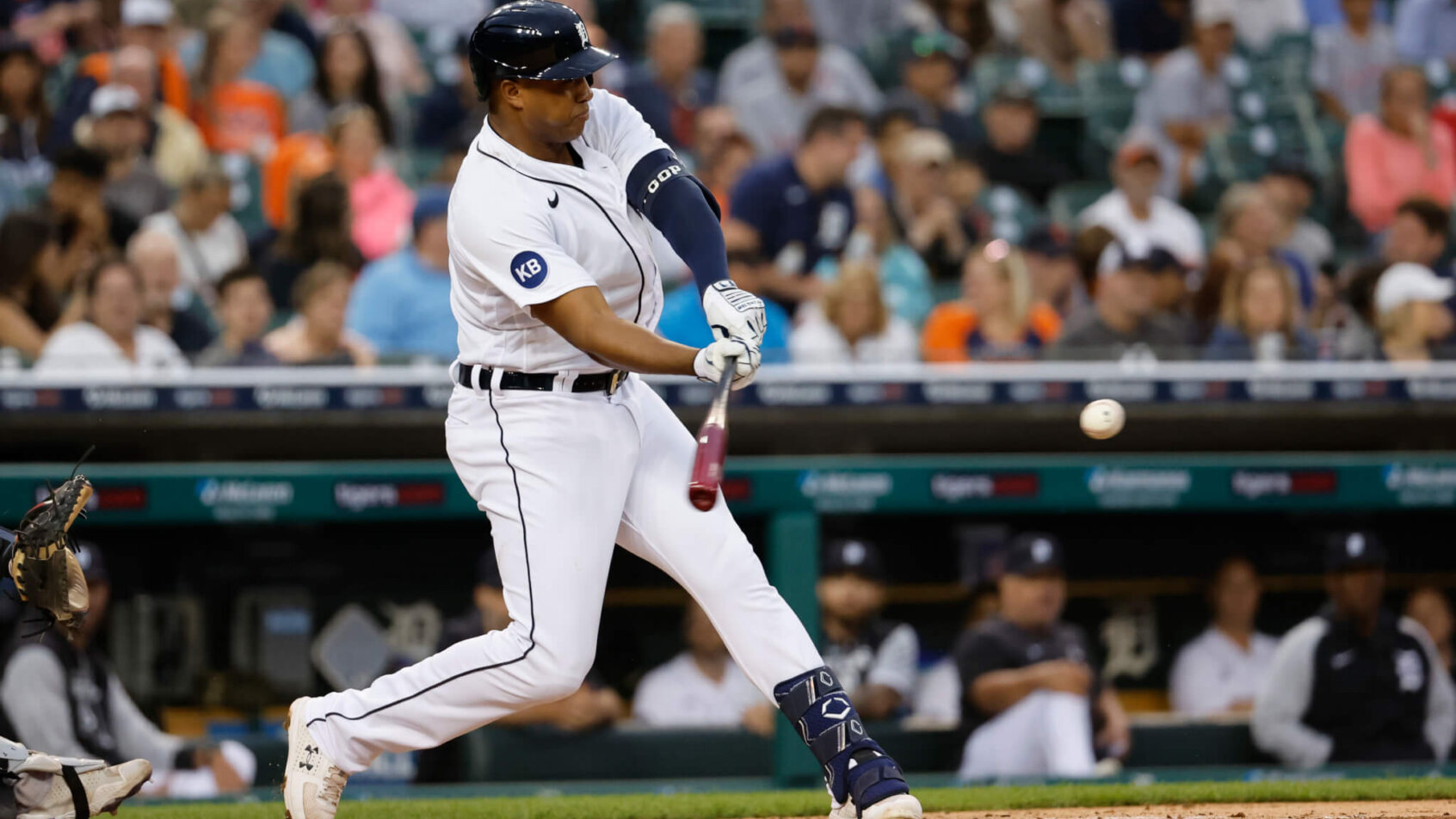 Detroit Tigers second baseman Jonathan Schoop swinging at a pitch