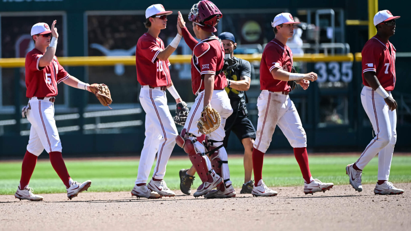 Oklahoma Sooners high-fives