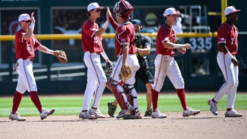 Oklahoma Sooners high-fives