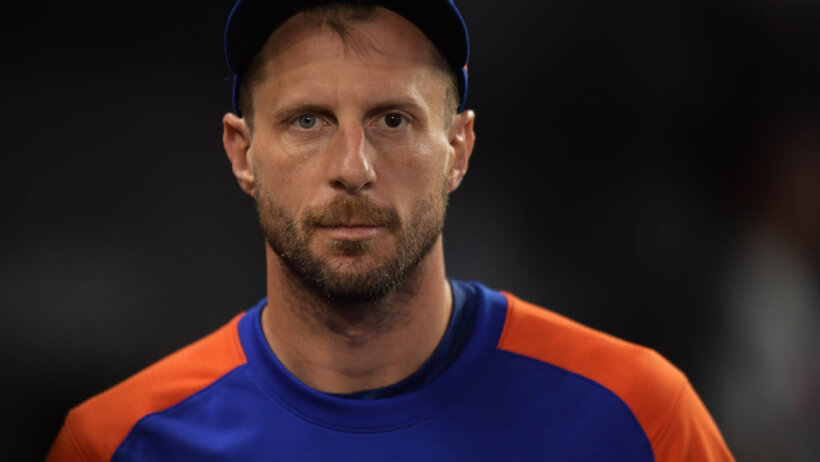 Max Scherzer iso in warm-up gear