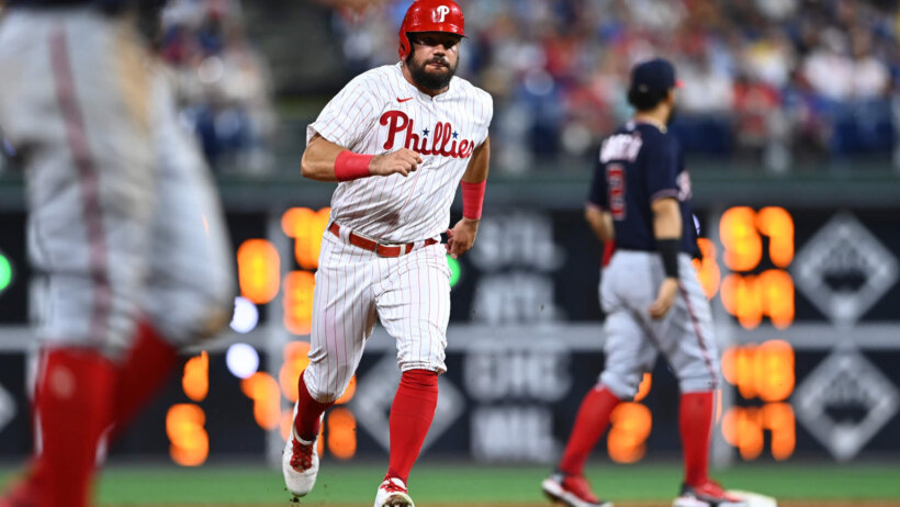 Kyle Schwarber rounds the bases