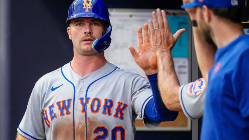 Pete Alonso dugout high fives