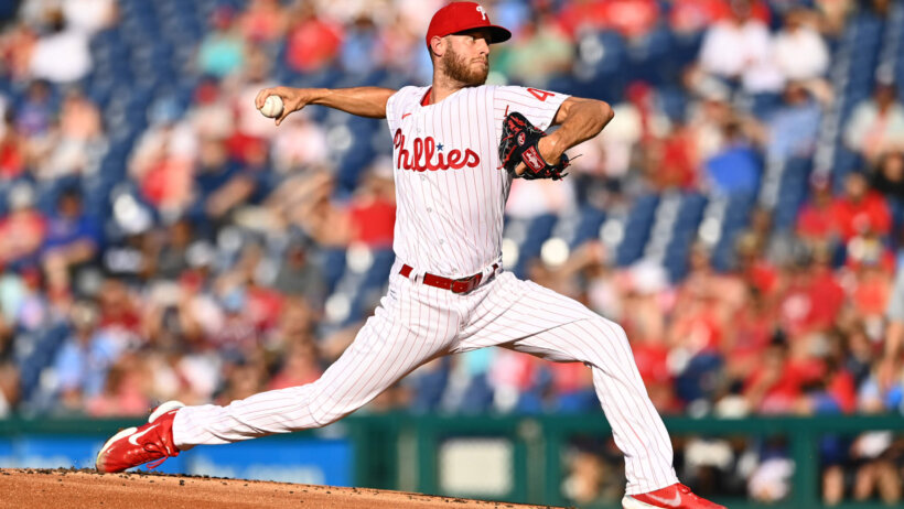 Zack Wheeler throws a pitch
