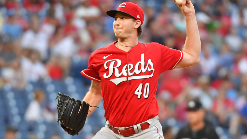 Nick Lodolo pitching, Cincinnati Reds