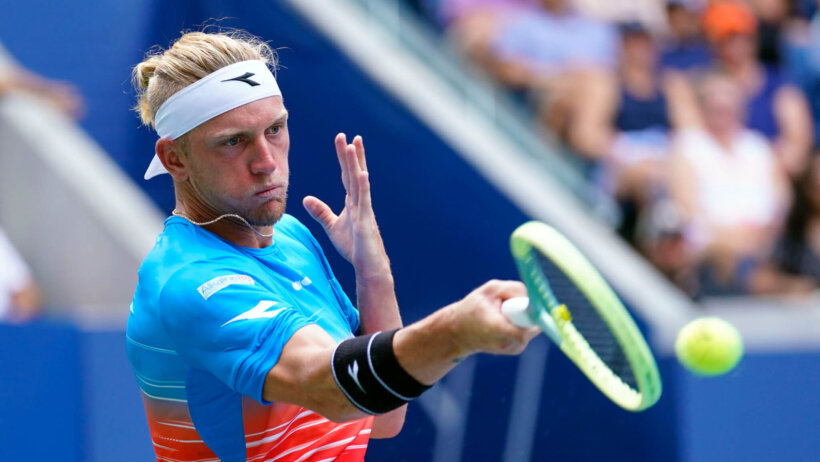 Alejandro Davidovich Fokina hitting a forehand during a tennis match.