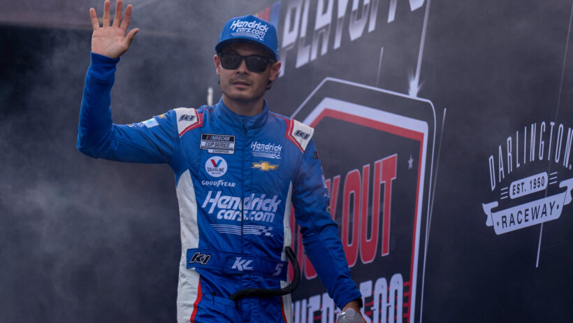 Kyle Larson waving to the crowd