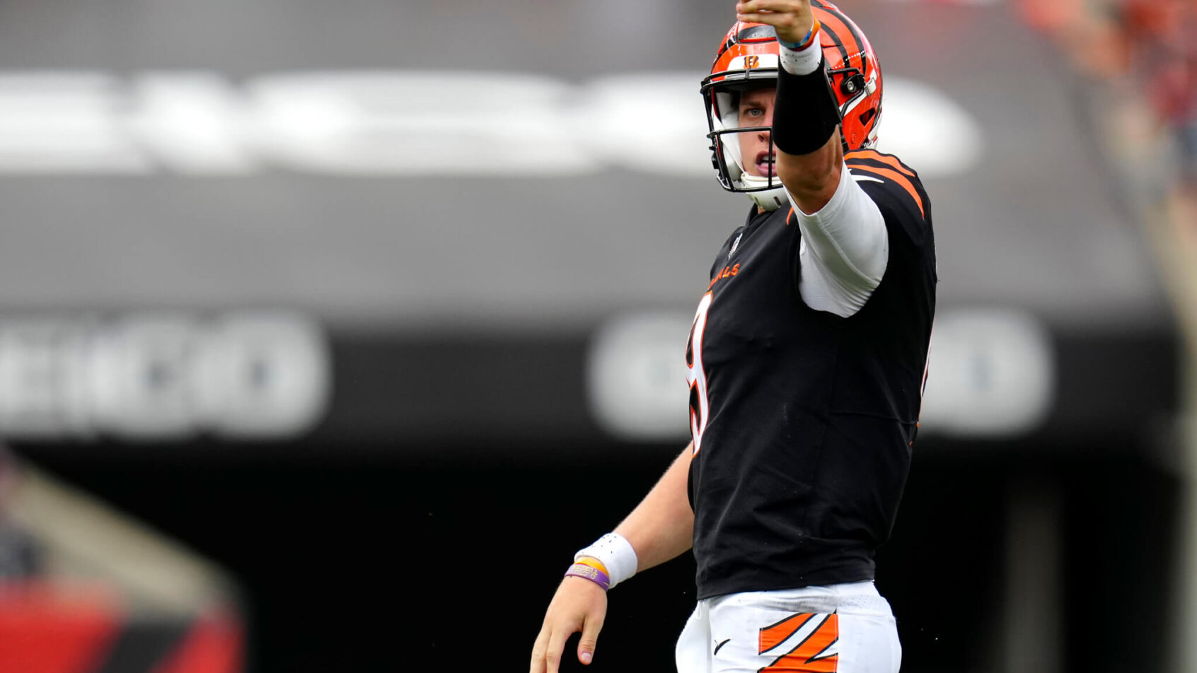Joe Burrow pointing after getting first down