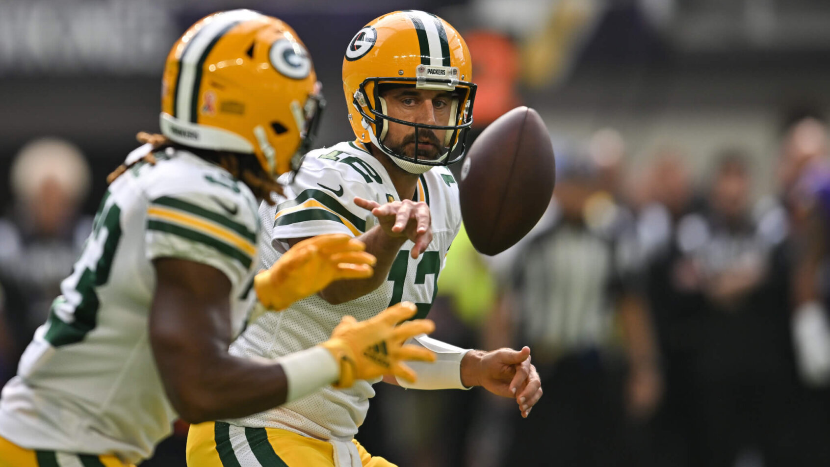 Aaron Rodgers pitches to Aaron Jones