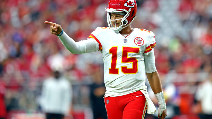 Patrick Mahomes pointing