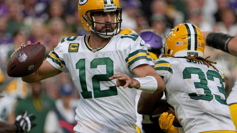Green Bay Packers quarterback Aaron Rodgers standing in the pocket
