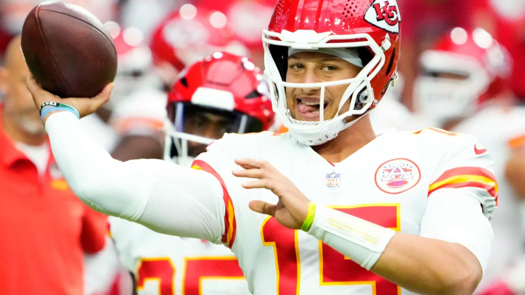 Patrick Mahomes warming up
