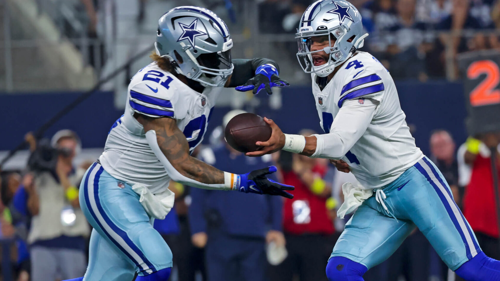 Dak Prescott hands ball to Ezekiel Elliott