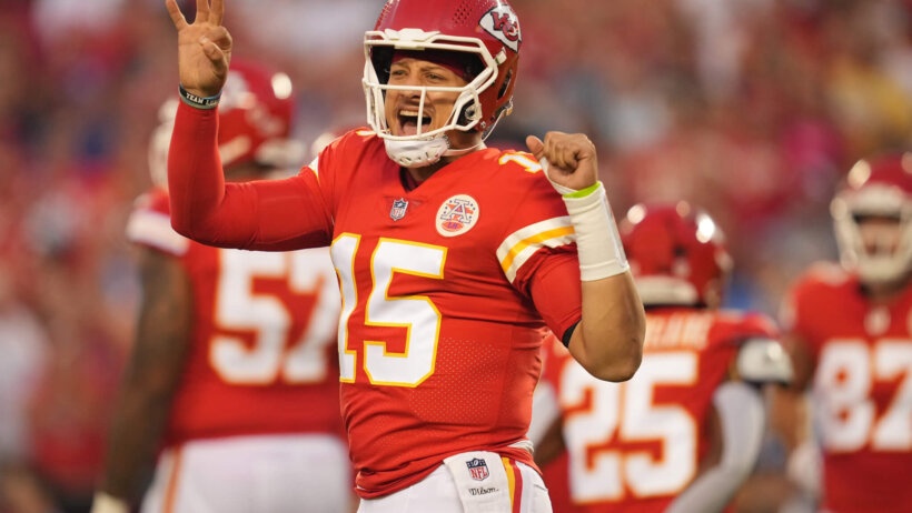 Patrick Mahomes hand signals at line