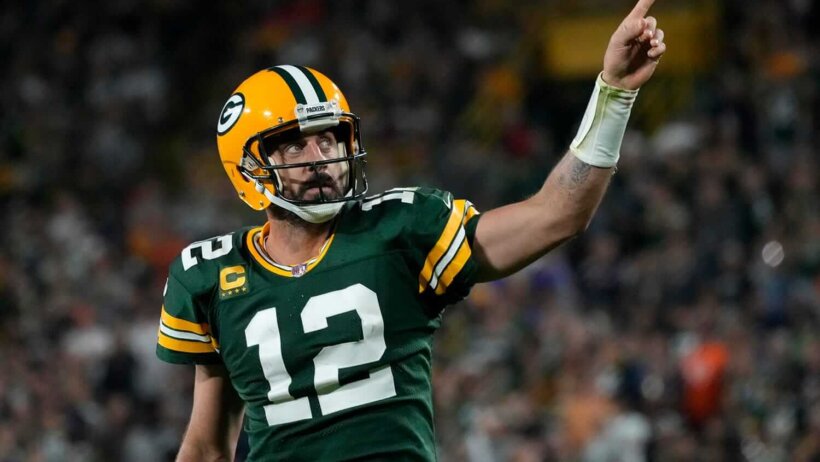 Aaron Rodgers pointing upwards