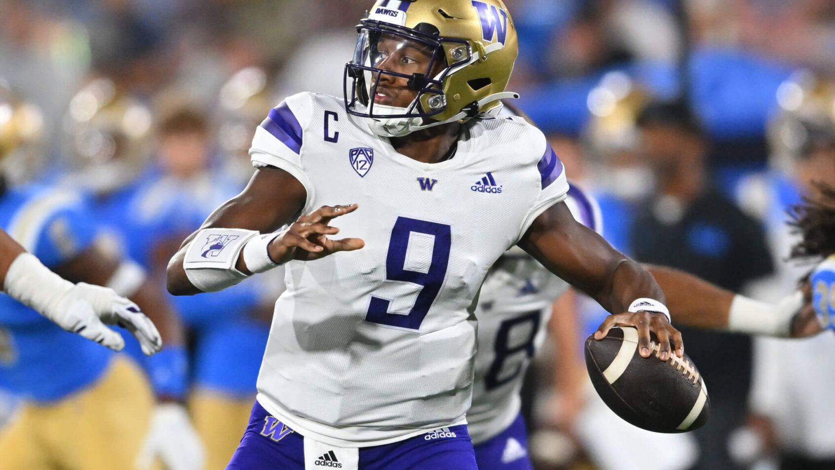 Washington Huskies quarterback Michael Penix Jr. sets to pass