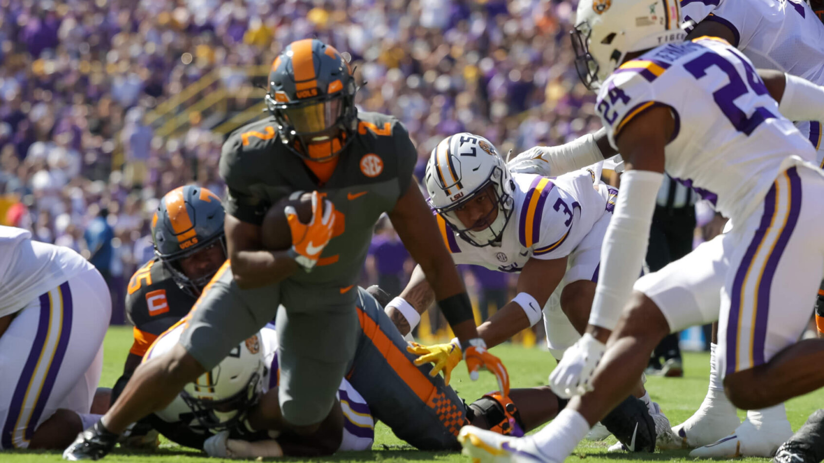 Tennessee Volunteers running back Jabari Small running the ball against LSU