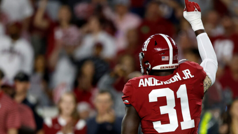 Will Anderson Jr running with hand up