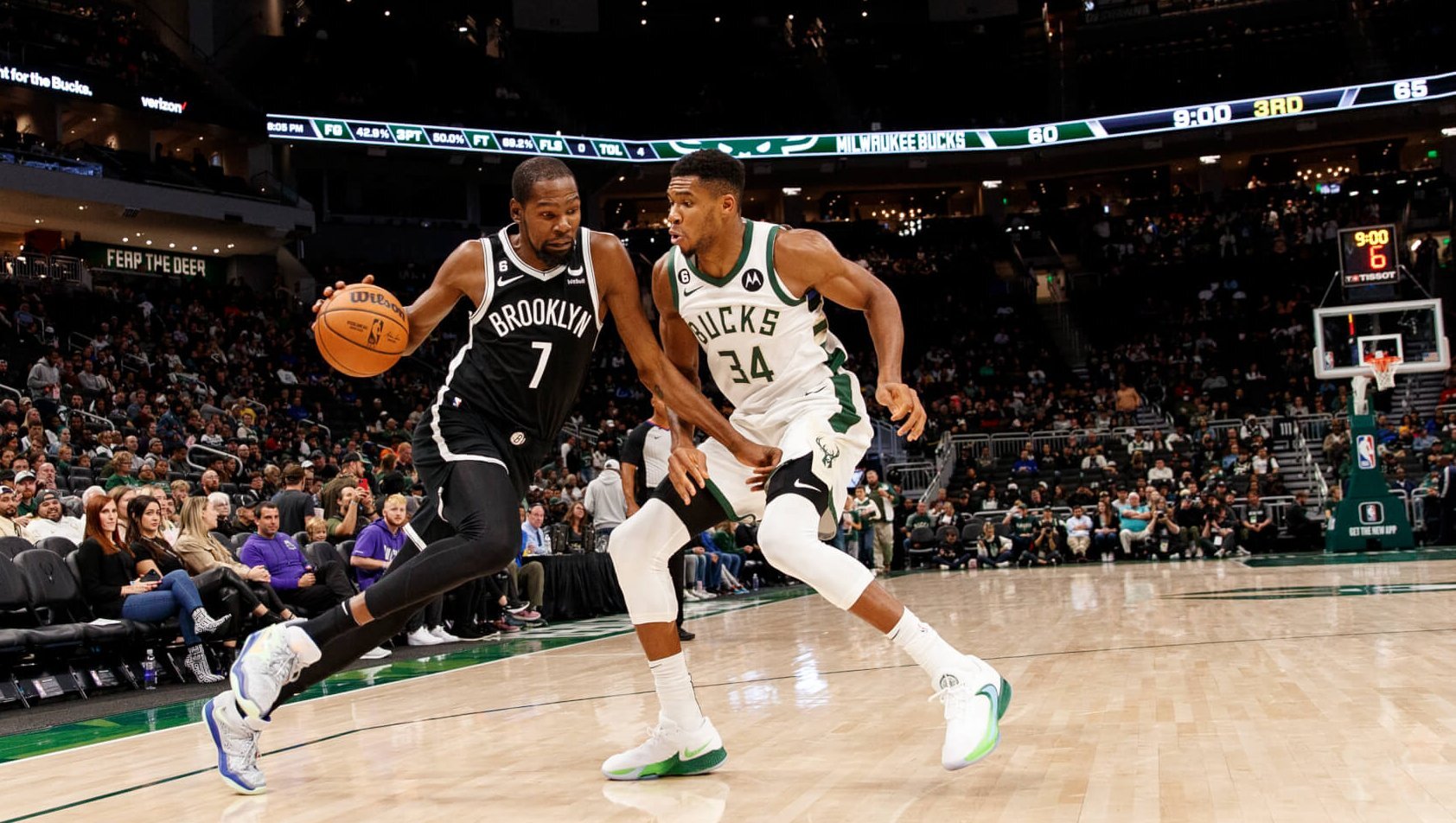 Giannis Antetokounmpo defending Kevin Durant