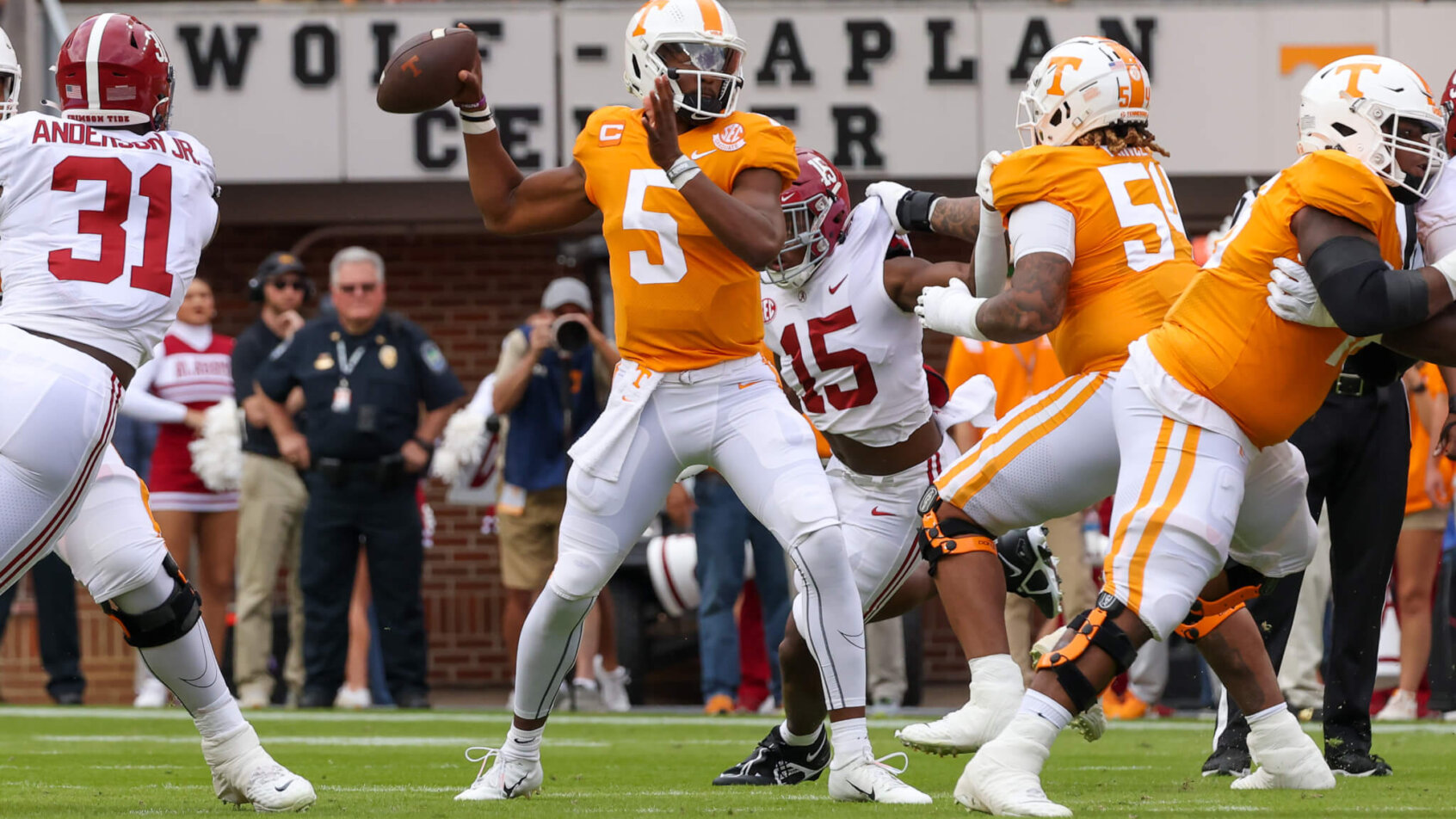 Tennessee Volunteers quarterback Hendon Hooker passing from the pocket
