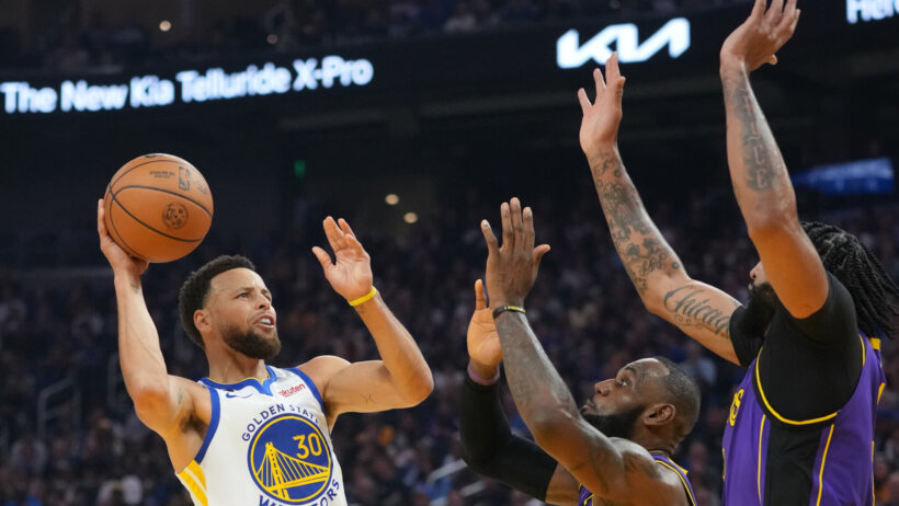 Steph Curry shoots over LeBron James and Anthony Davis