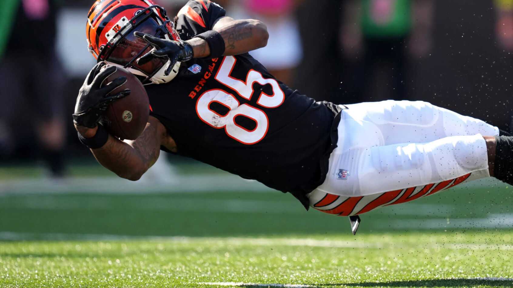 Tee Higgins dives for the end zone