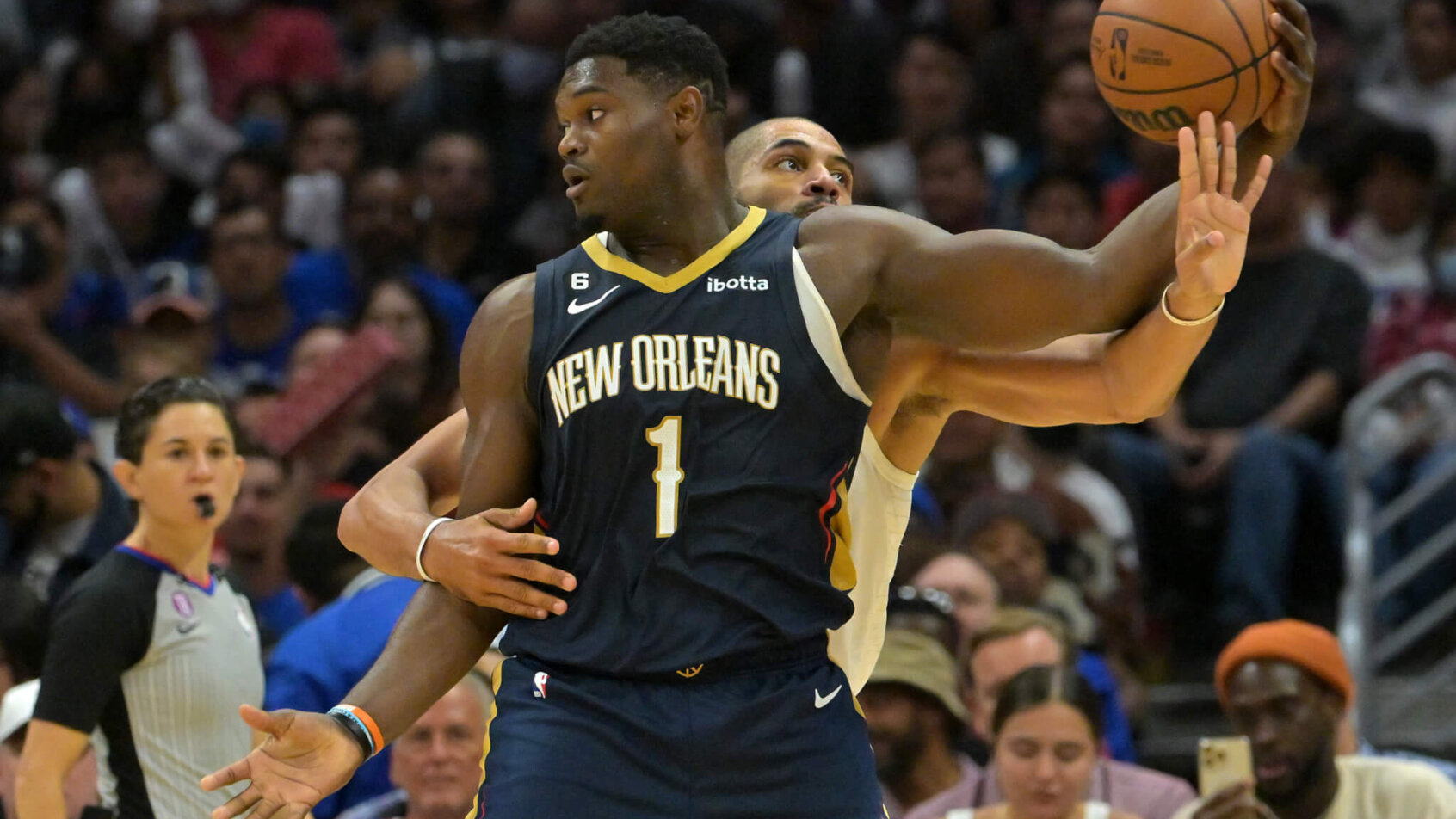 Zion Williamson holding ball away from defender