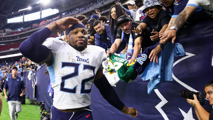 Derrick Henry interacting with fans