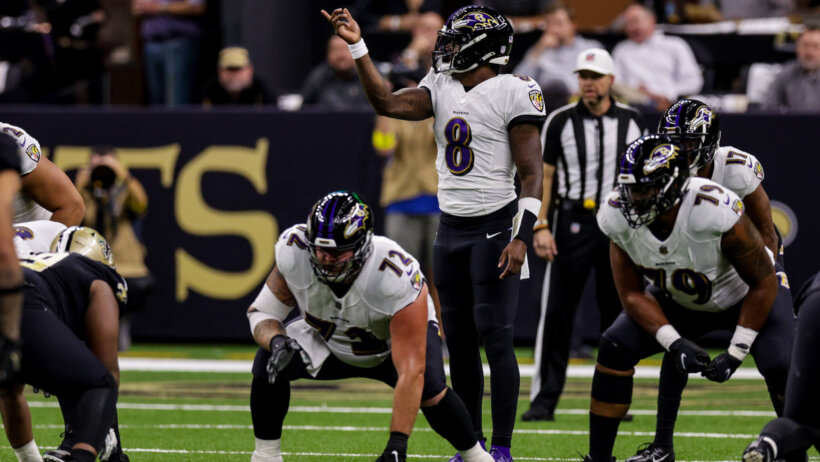 Ravens QB Lamar Jackson takes the snap