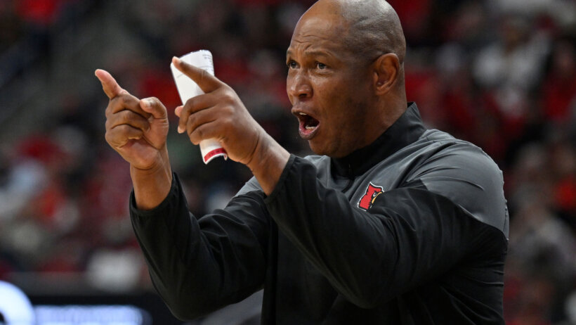 Louisville Cardinals head coach Kenny Payne gesturing