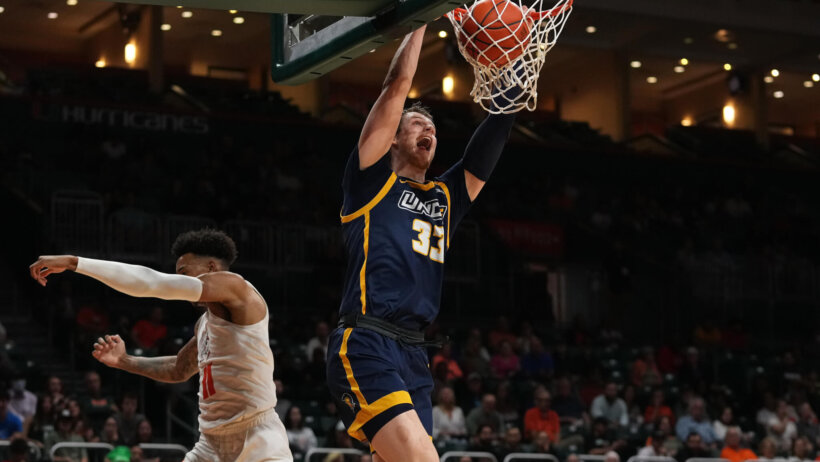 Bas Leyte finishes with a dunk