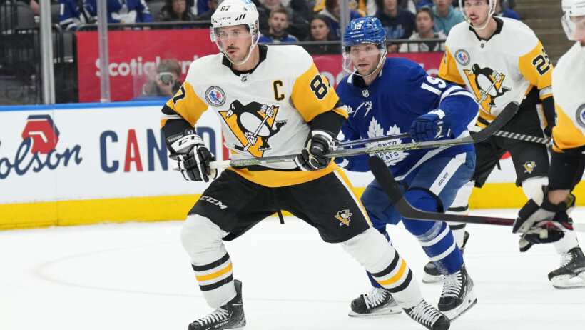 Pittsburgh Penguins center Sidney Crosby battles with Toronto Maple Leafs center Calle Jarnkrok