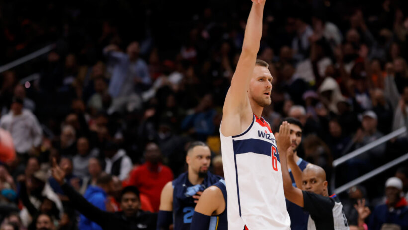 Kristaps Porzingis buries a long jumper