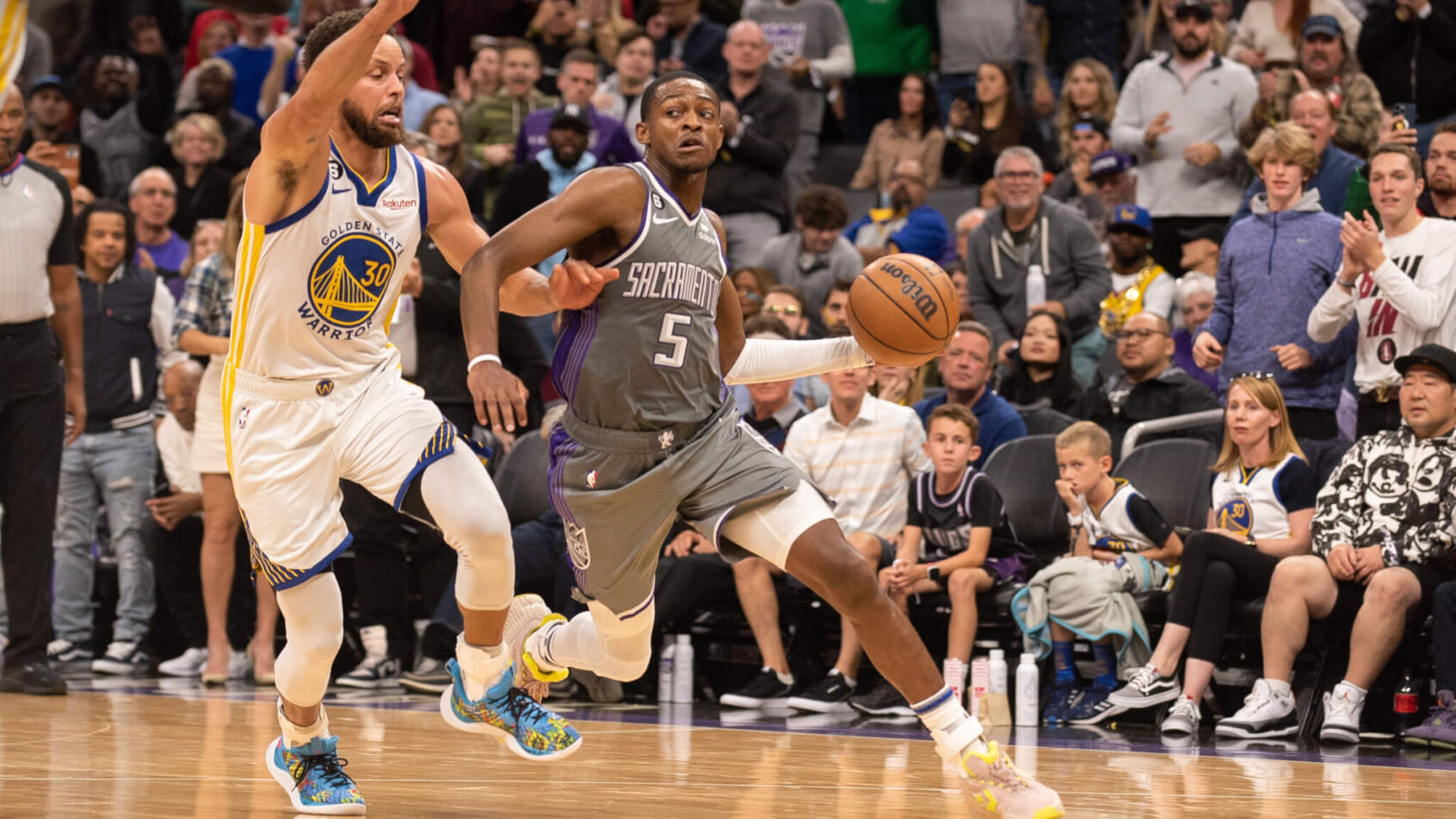 Steph Curry defending De'Aaron Fox
