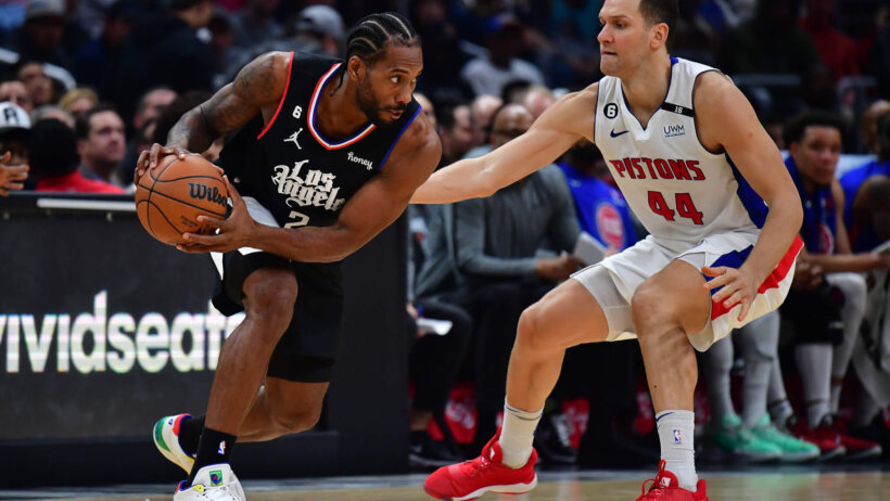 Kawhi Leonard set to drive on opponent