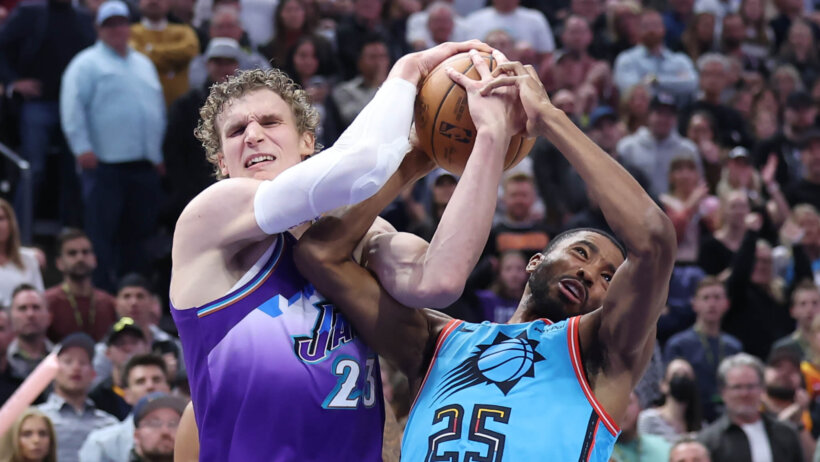 Lauri Markkanen and Mikal Bridges battle for a loose ball