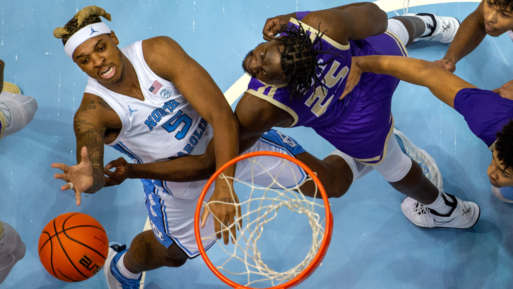 Armando Bacot battles down low