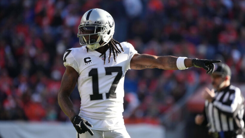 Davante Adams pointing