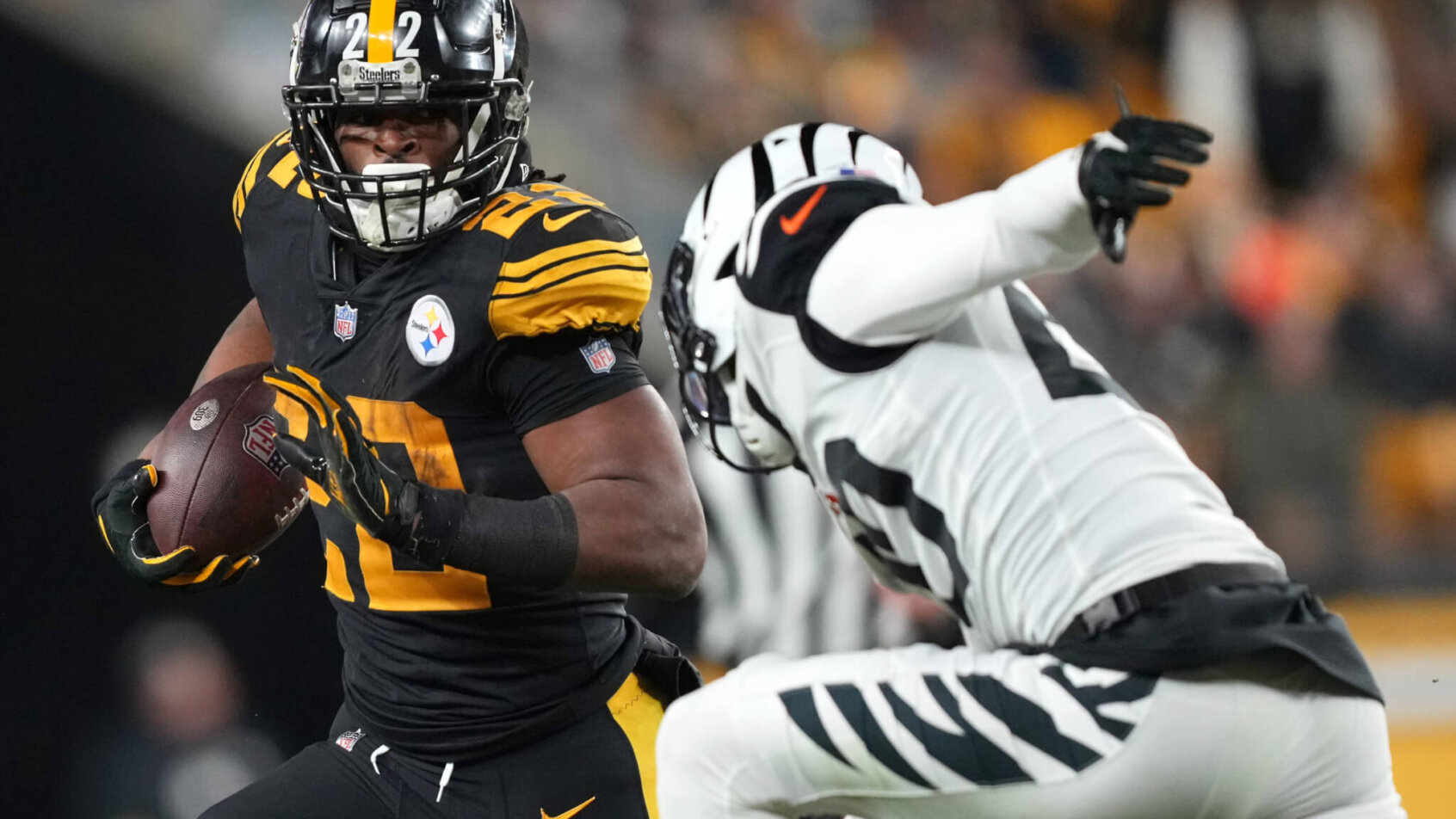 Najee Harris carries the ball vs the Bengals