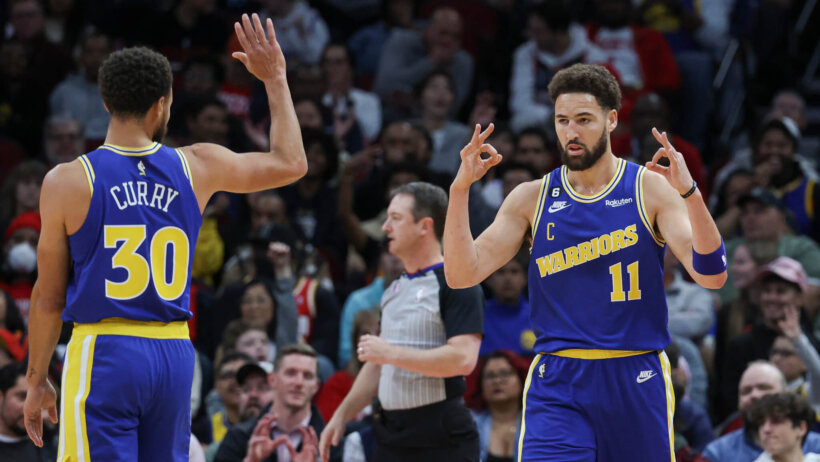 Klay Thompson celebrates made 3 with Steph Curry