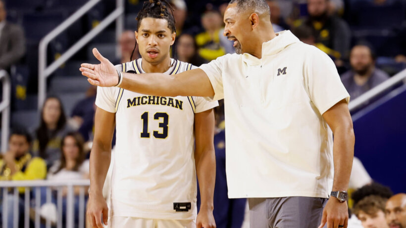 Michigan Wolverines head coach Juwan Howard talks to guard Jett Howard
