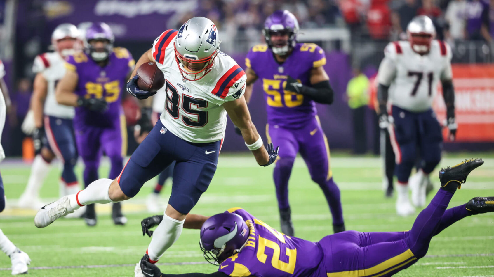 Hunter Henry breaks a tackle