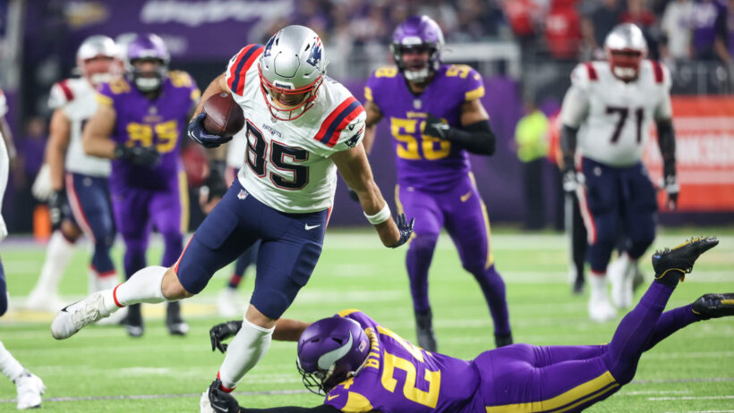 Hunter Henry breaks a tackle