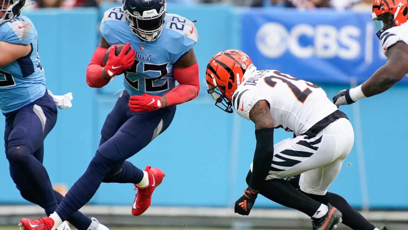 Derrick Henry runs with the ball