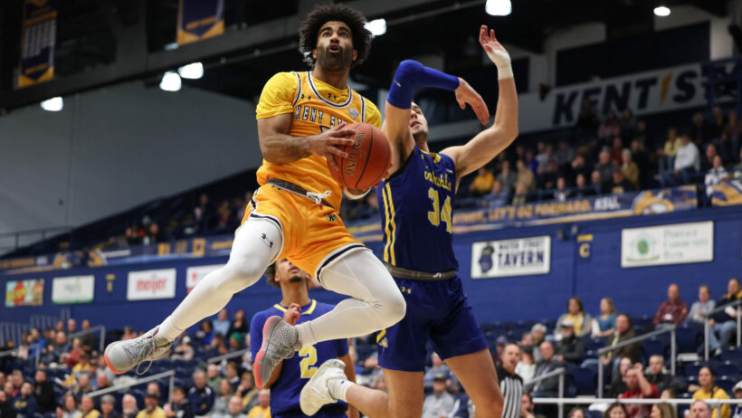 Kent State guard Sincere Carry going for a layup