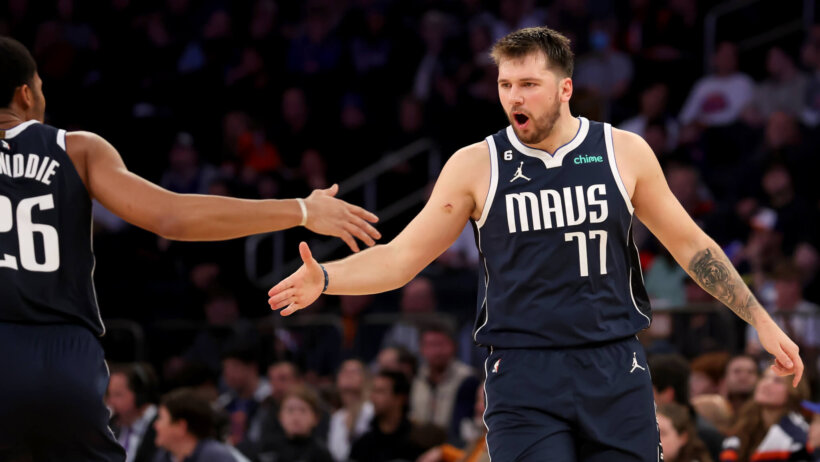 Luka Doncic Spencer Dinwiddie high-five