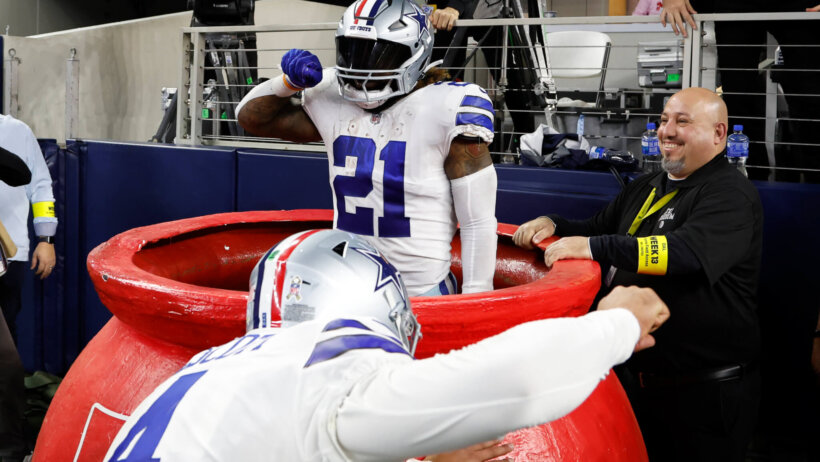 Cowboys running back Ezekiel Elliott celebrates