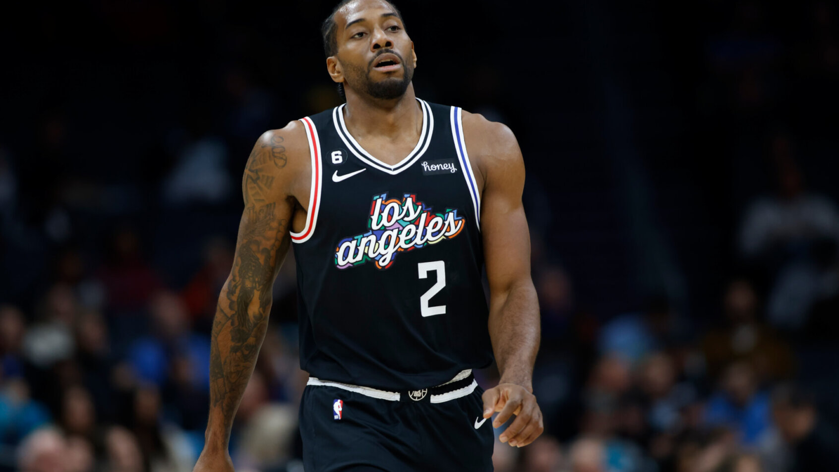 Kawhi Leonard iso during a stoppage