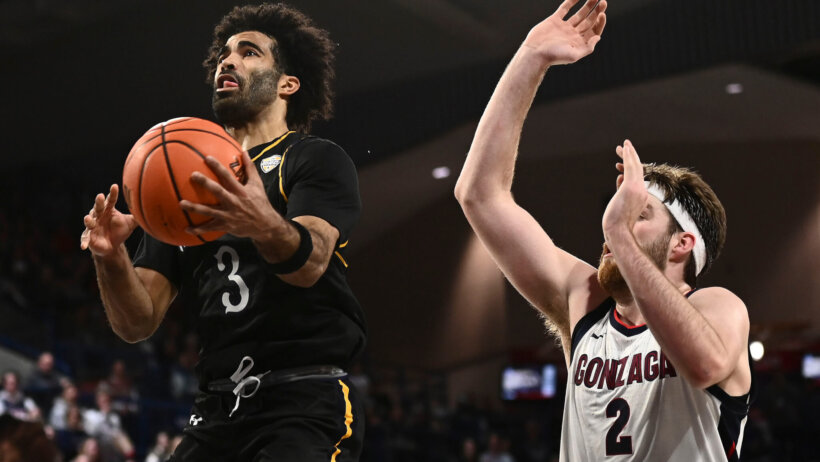 Kent State Golden Flashes guard Sincere Carry going for a layup