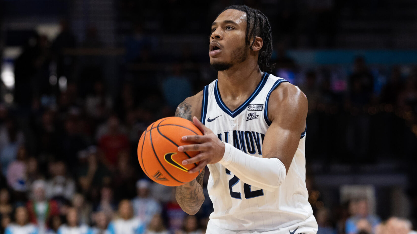 Villanova Wildcats forward Cam Whitmore gets ready to shoot