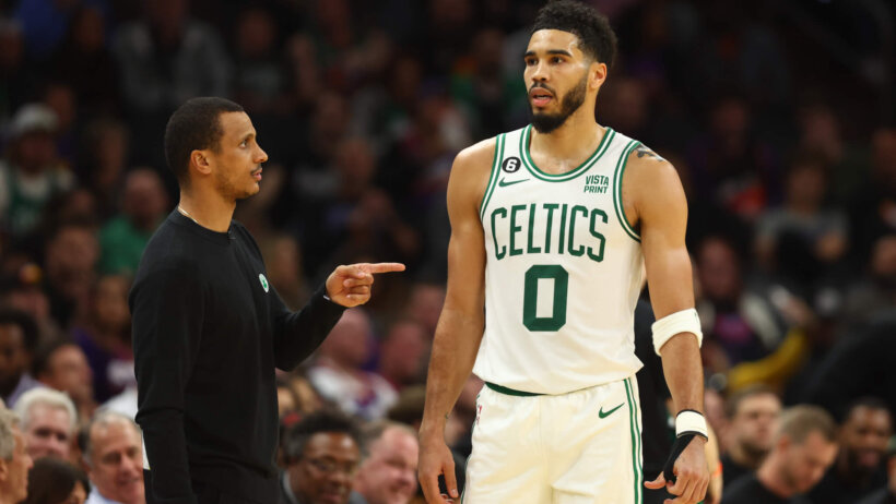 Jayson Tatum talking to head coach Joe Mazzulla